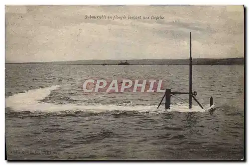 Cartes postales Bateau de guerre Submersible en plongee lancant une torpille Sous-marin