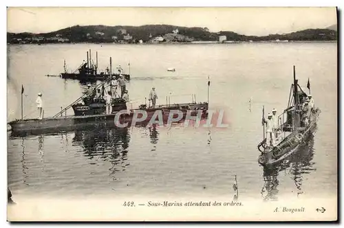 Cartes postales Bateau de guerre Sous-marin attendant les ordres