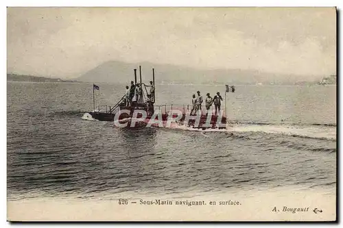 Cartes postales Bateau de guerre Sous-marin naviguant en surface