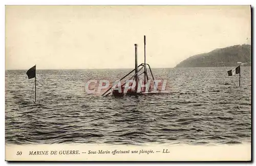 Cartes postales Bateau de guerre Sous-marin effectuant une plongee