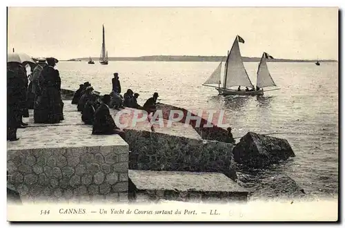 Cartes postales Bateau Voilier Cannes Un yacht de courses sortant du port