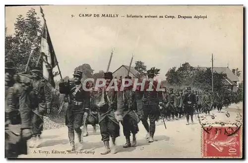 Ansichtskarte AK Militaria Camp de Mailly Infanterie arrivant au camp Drapeau deploye