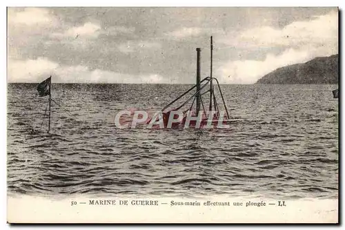 Cartes postales Bateau Sous marin effectuant une plongee