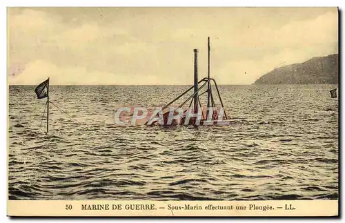 Cartes postales Bateau Sous marin effectuant une plongee