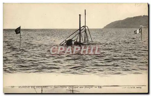 Cartes postales Bateau sous marin effectuant une plongee