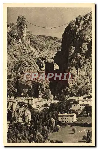 Cartes postales Moustiers Sainte Marie La Falaise Dominant La Ville Et La Chaine reliant les bords de la breche