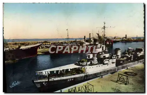 Cartes postales moderne Bateau de guerre Sete Les quais de la Republique et les Quais