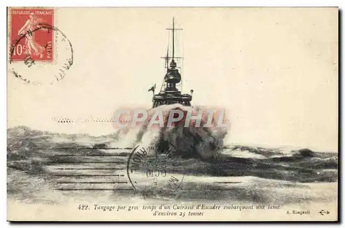 Cartes postales Bateau Guerre Tangage par gros temps d'un cuirasse d'escadre embarquant une lame d'envi