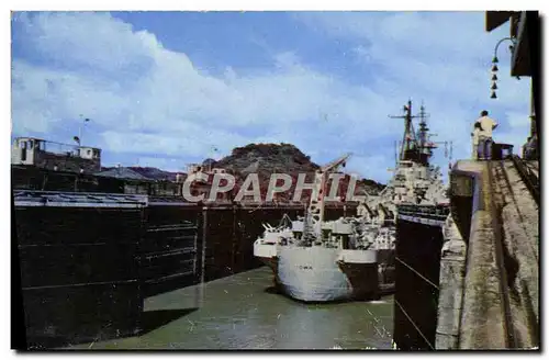 Cartes postales moderne Bateau Guerre USS Iowa entering Pedro Miguel Locks Canal Zone