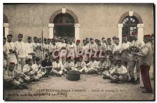 Ansichtskarte AK Militaria Plaisirs de la caserne Corvee de pommes de terre