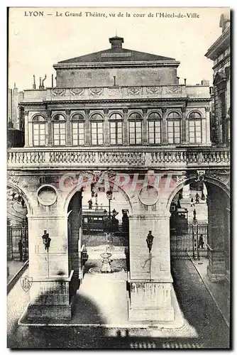 Cartes postales Lyon Le grand Theatre vu de la cour de l&#39hotel de ville Tramway