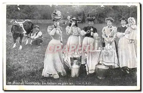 Cartes postales Folklore Bois de Vincennes La laiterie en plein air Femmes Vache