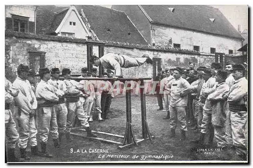 Ansichtskarte AK Militaria Caserne Le moniteur de Gymnastique Publicite Tricoteuse Louis Andre Chemisier Rue St F