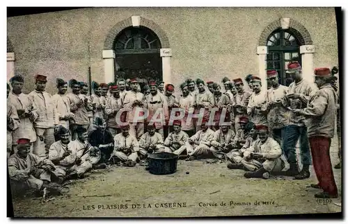Cartes postales Militaria Caserne Corvee de pommes de terre