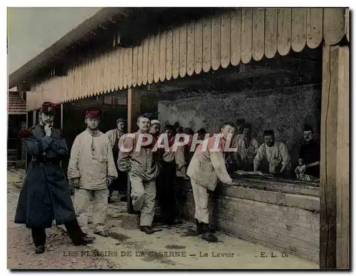 Cartes postales Militaria Caserne Le lavoir