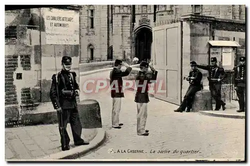 Cartes postales Militaria Caserne La sortie du quartier