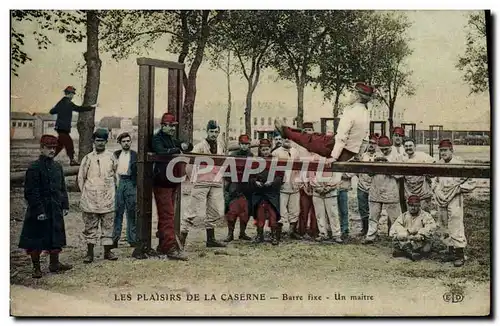 Cartes postales Militaria Caserne Barre fixe Un maitre Gymnastique