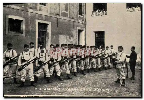 Cartes postales Militaria Caserne Le maniement des armes