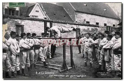 Cartes postales Militaria Caserne Le moniteur de gymnastique