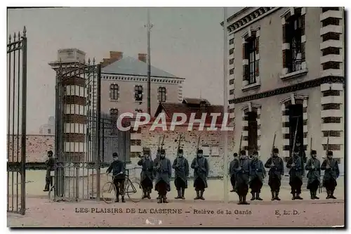 Cartes postales Militaria Caserne Releve de la Garde