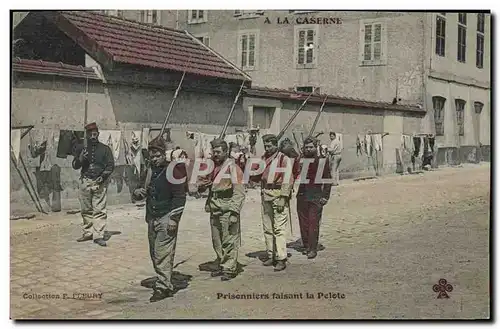 Cartes postales Militaria Caserne Prisonniers faisant la pelote