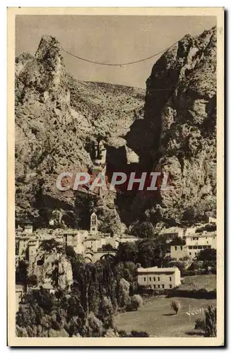 Cartes postales Moustiers Ste Marie la falaise dominant la ville et la chaine reliant les bords de la breche