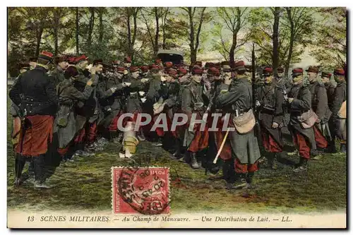 Ansichtskarte AK Militaria au champ de manoeuvre Une distribution de lati