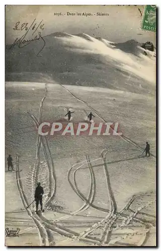 Ansichtskarte AK Sports d&#39hiver Ski Dans les Alpes skieurs