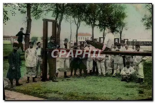 Cartes postales Militaria Caserne Barre fixe Un maitre Gymnastique
