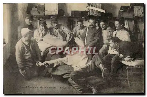 Cartes postales Militaria Caserne Le lit en bascule