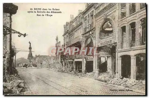 Cartes postales Reims dans les ruines apres la retraite des Allemands Rue de l'etape Militaria Brasserie