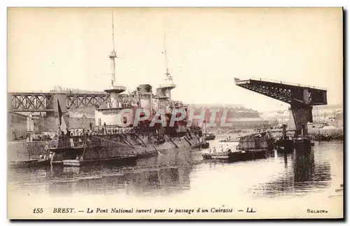 Ansichtskarte AK Bateau Guerre Brest Le pont national ouvert pour le passage d&#39un cuirasse