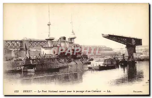 Cartes postales Bateau Guerre Brest Le pont national ouvert pour le passage d'un cuirasse