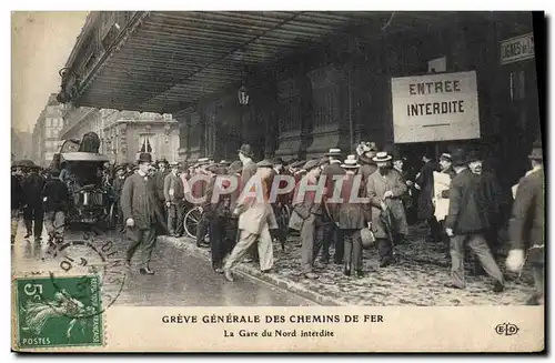 Cartes postales Train Greve generale des chemins defer La gare du Nord interdite