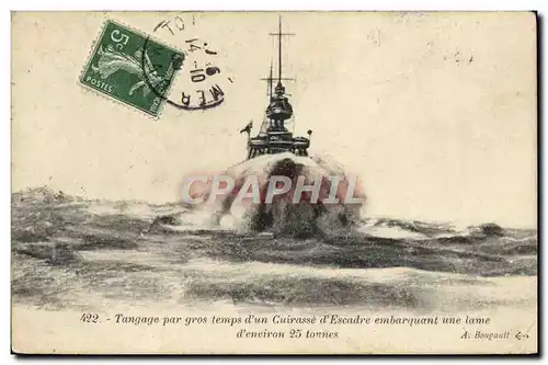 Cartes postales Bateau Guerre Tangage par gros temps d'un cuirasse d'escadre embarquant une lame