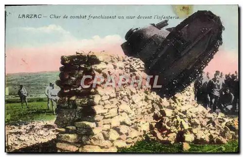 Ansichtskarte AK Militaria Tank Larzac Char de combat franchissant un mur devant l&#39infanterie