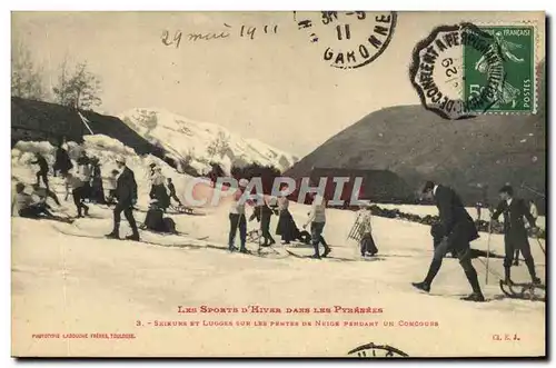 Cartes postales Sports d&#39hiver Ski Pyrenees Skieurs et Lugges sur les pentes de neige pendant un concours