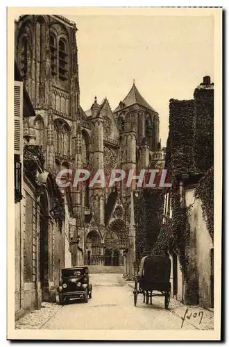 Cartes postales Bourges La Cathedrale Facade de la cathedrale vue d'une vieille rue