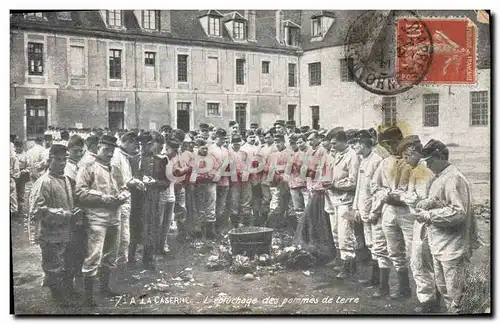 Cartes postales Militaria A la caserne L&#39epluchage des pommes de terre
