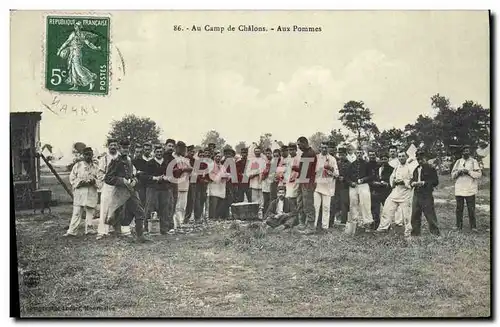 Ansichtskarte AK Militaria Au camp de Chalons Aux pommes