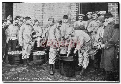 Cartes postales Militaria A la caserne Les cuisiniers