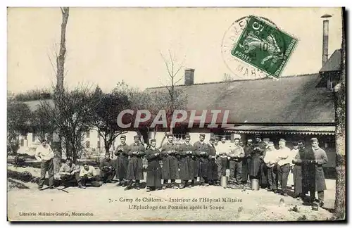 Ansichtskarte AK Militaria Camp de Chalons Interieur de l&#39hopital militaire L&#39epluchage des pommes apres la
