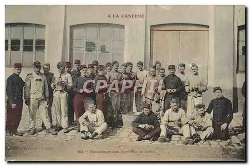 Ansichtskarte AK Militaria Epluchage des pommes de terre