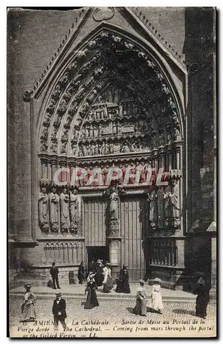 Cartes postales Amiens La Cathedrale Sortie De Messe Au Portail De La Vierge doree