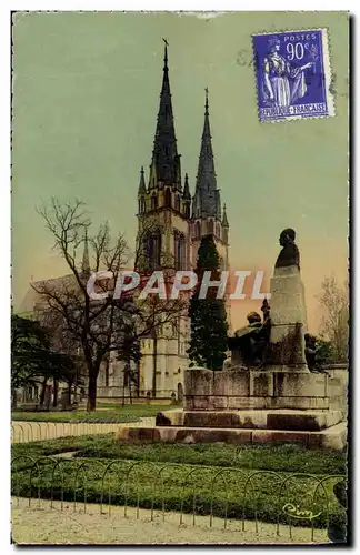 Ansichtskarte AK Moulins La Cathedrale Place Du Musee Monument du colonel Laussedat