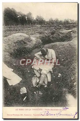 Ansichtskarte AK Au bord de la tranchee Poilu cherchant ses poux Militaria