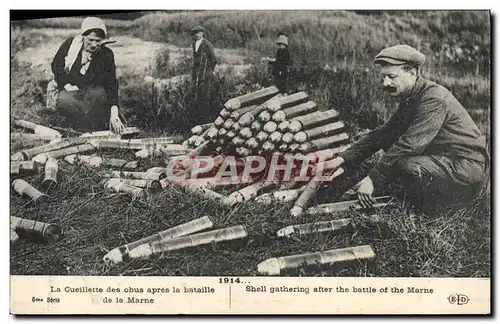 Ansichtskarte AK Militaria La cueillette des obus apres la bataille de la Marne