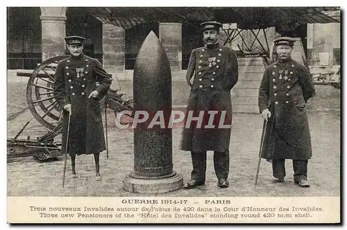 Cartes postales Militaria Paris Trois nouveaux Invalides autour de l&#39obus de 420 dans la cour d&#39honneur de