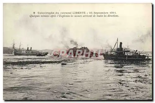 Cartes postales Bateau Explosion de la Liberte Quelques minutes apres l&#39explosion