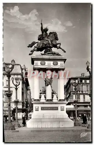 Cartes postales moderne Clermont Ferrand Place de Jaude Monument de Vercingetorix